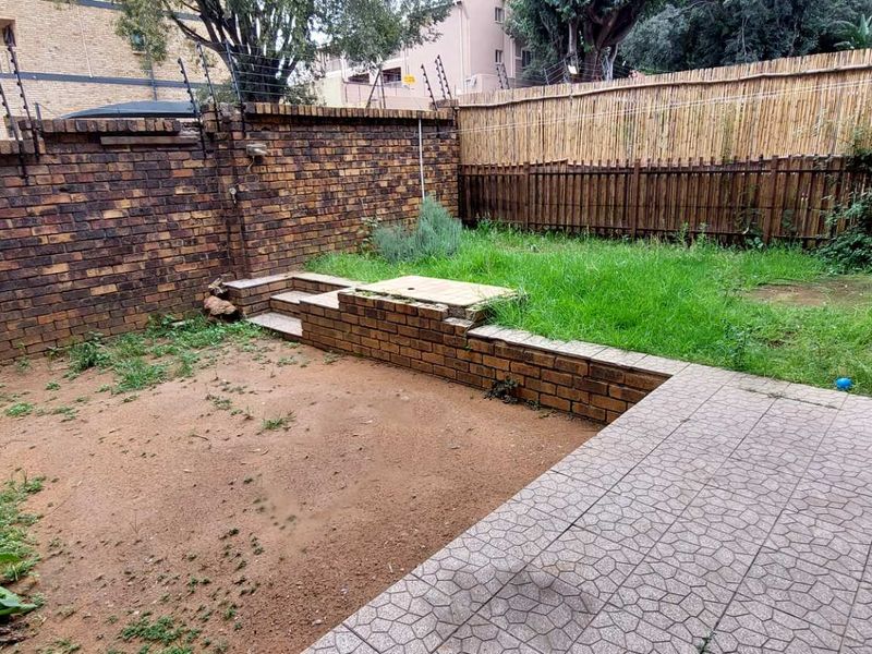 Modern Ground Floor Unit with Pet Friendly Private Garden - Photo 3