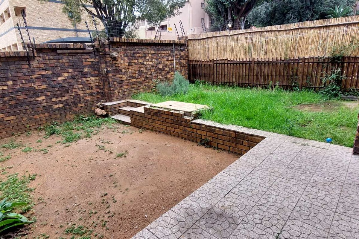 Modern Ground Floor Unit with Pet Friendly Private Garden - Photo 3