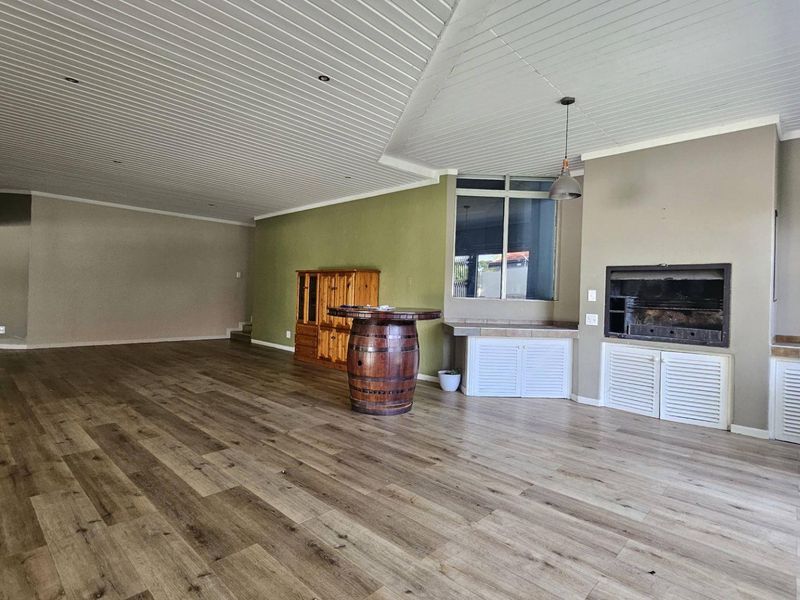 Elegant Family Home in Eros with Expansive Views to rent - Photo 3