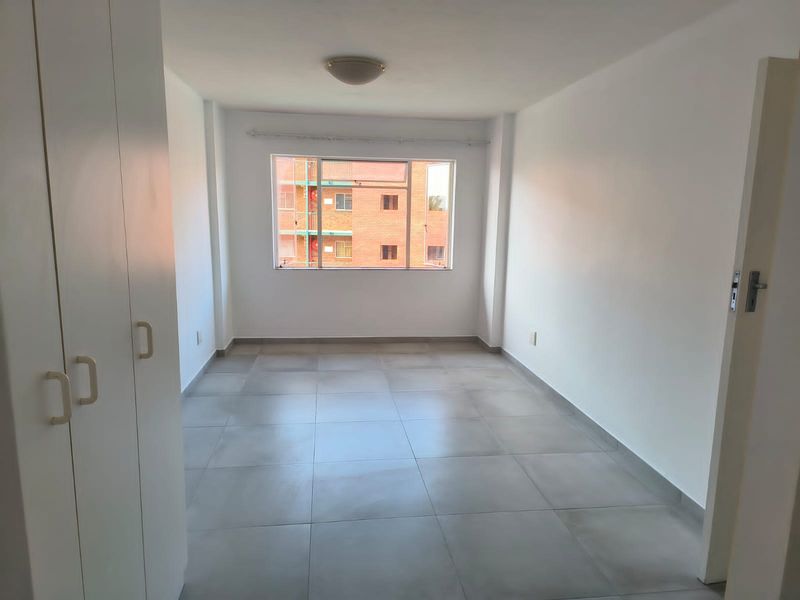 Centrally located modern apartment with designated parking - Photo 6