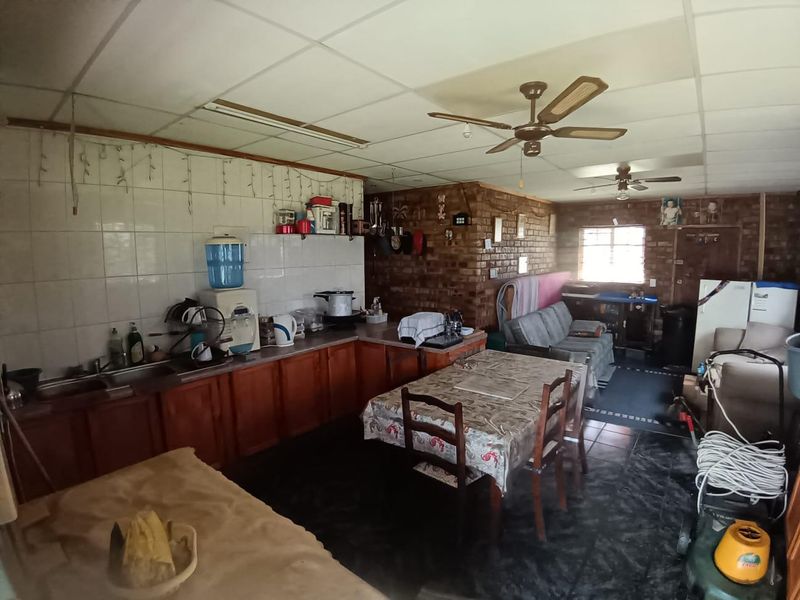 An excellent investment opportunity to transform this spacious 3-bedroom home into your ideal property. - Photo 5