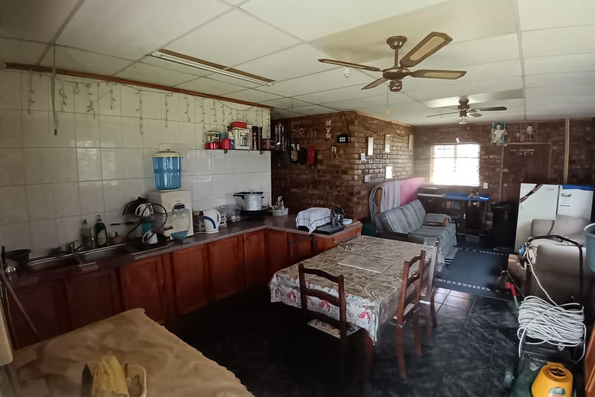 An excellent investment opportunity to transform this spacious 3-bedroom home into your ideal property. - Photo 5