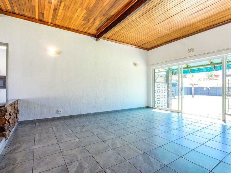 Parkrand "Renovated Kitchen & Baths in Spacious Family Retreat in semi enclosed area! - Photo 9