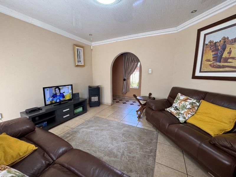 Spacious 3-Bedroom Home in Akasia Pretoria - Photo 9