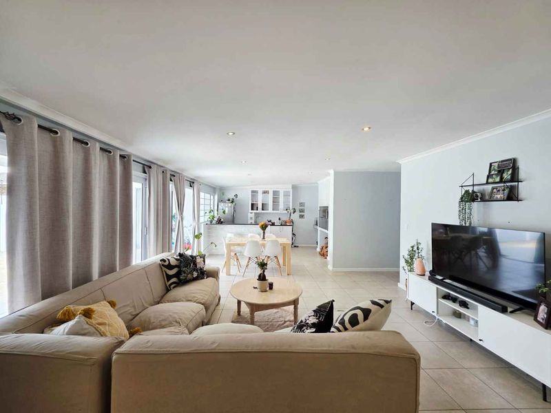 Modern Single-Level Gem in the Heart of Welgelegen - Photo 2