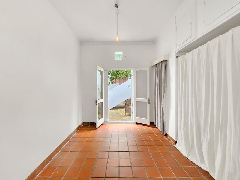 Open-Plan Living, Balcony and Views! - Photo 8