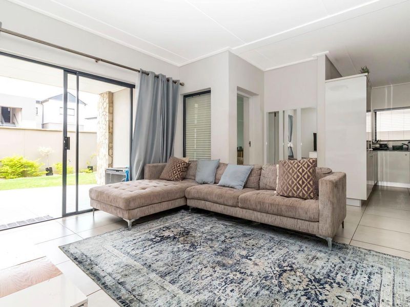 Ground floor unit in a sought-after Complex - Photo 9
