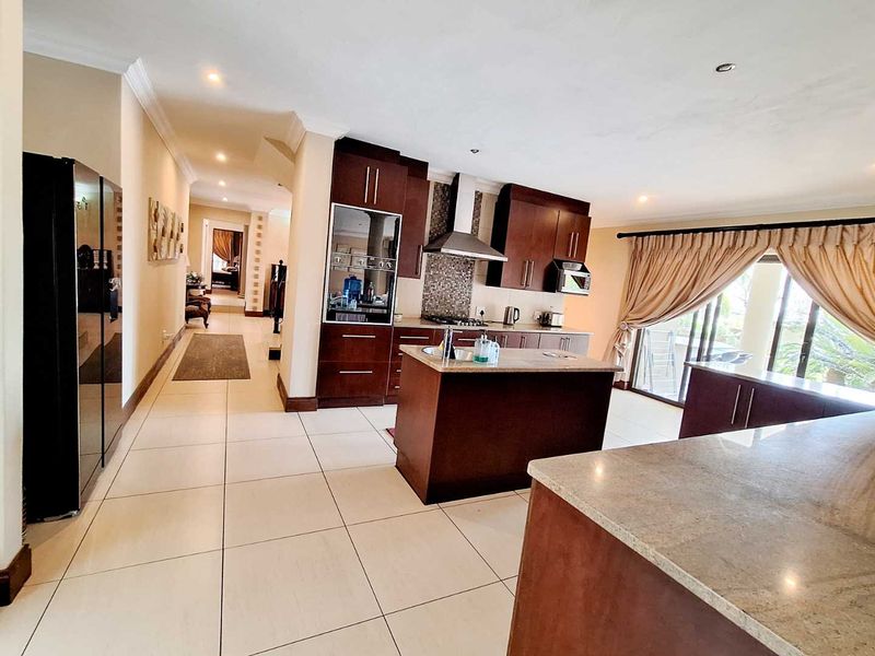 Magnificent Modern Living in The Wilds Security Estate!  The Entertainer's dream! Ideal for Embassy personnel or Executives!. - Photo 3