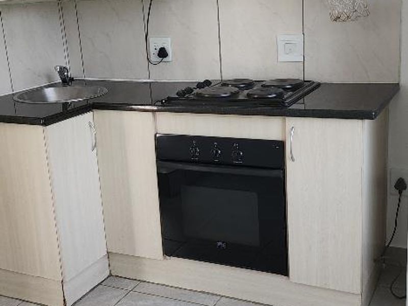 LOVELY 1 BED  / STUDIO APARTMENT IN ROSEBANK - Photo 7