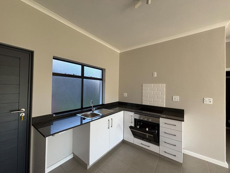 New Modern 2 Bedroom Apartment for Rent in Waterfall. - Photo 3