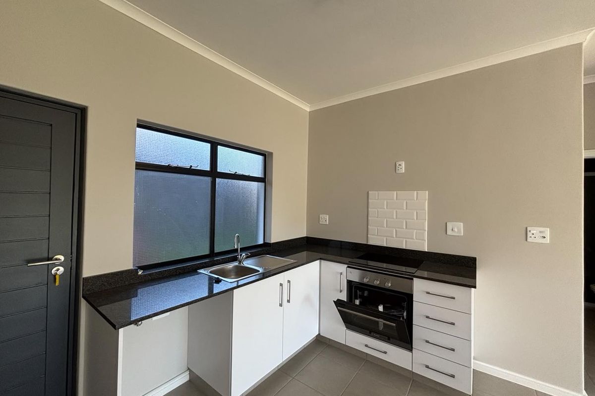 New Modern 2 Bedroom Apartment for Rent in Waterfall. - Photo 3