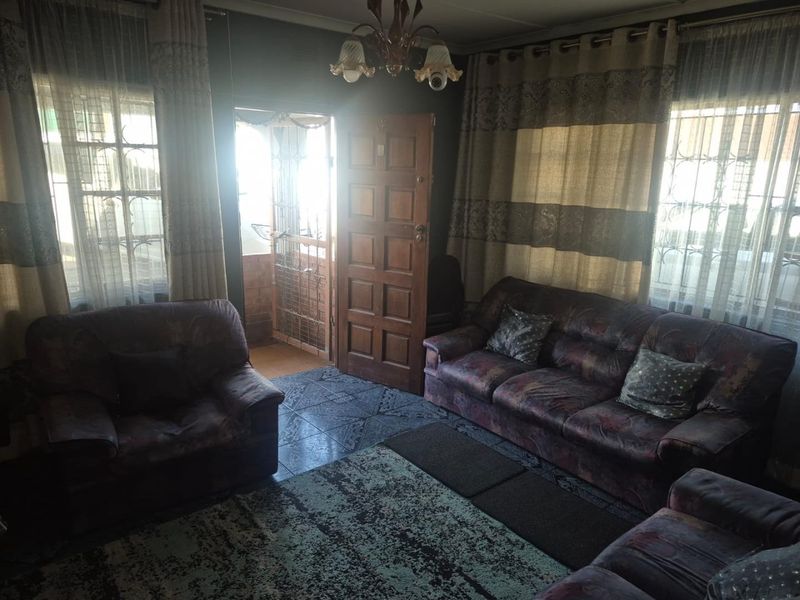 Secure and Spacious 3 Bedroom Family Home with Granny Flat Potential in Shallcross Queensburgh - Photo 4