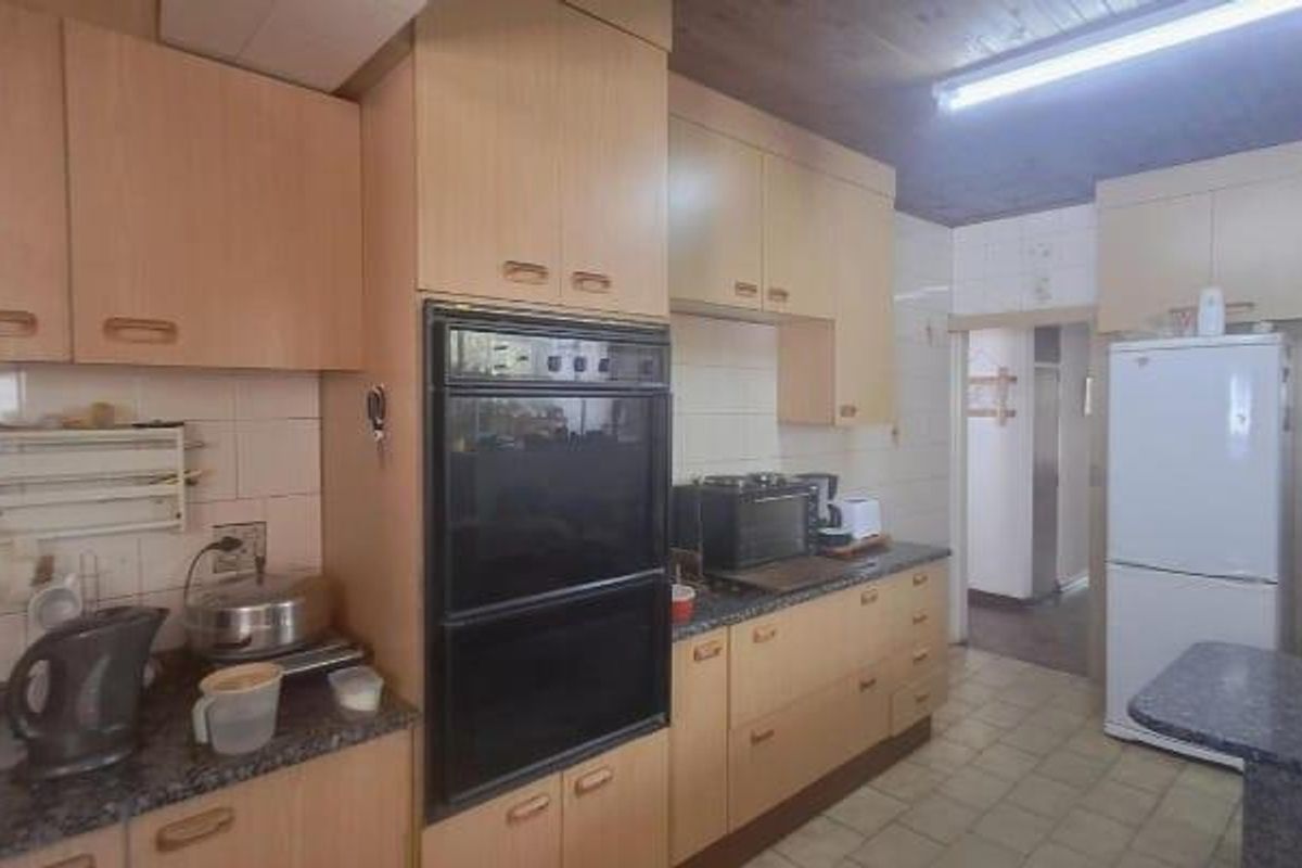3 Bedroom House for Sale in Mondeor with Flatlet - Photo 2