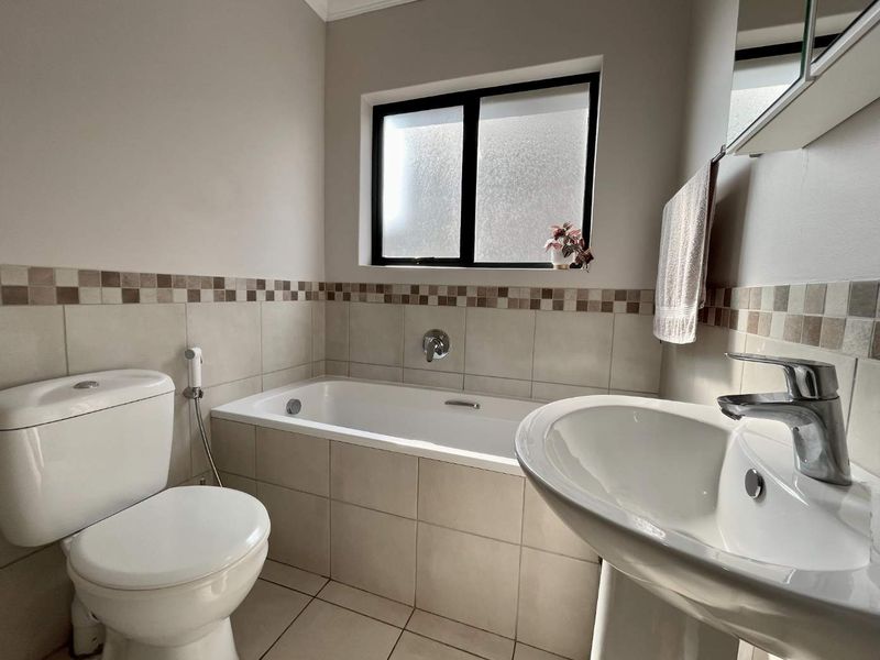 2 Bedroom Penthouse with Ocean views - Photo 8