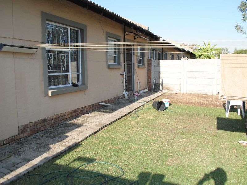 Lovely Cozy Townhouse 2 Bedroom with Garage and Carport - Photo 5