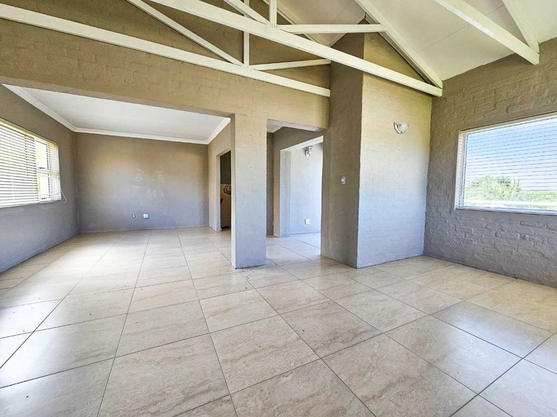 Your family home awaits, perfectly located. - Photo 5