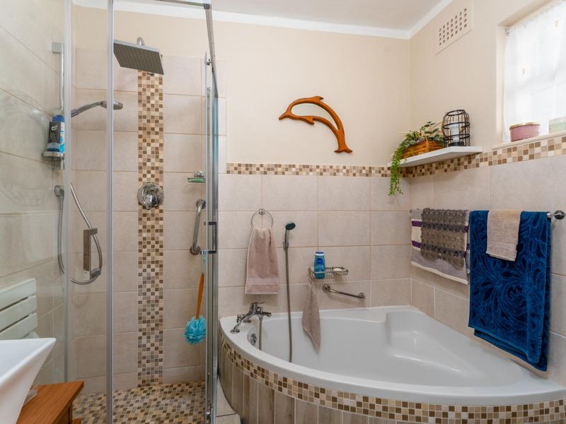 Sunny apartment with sea views overlooking Roman Rock Lighthouse - Photo 7