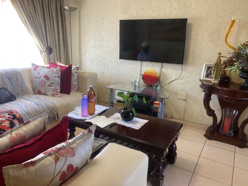 Beautiful 3 bedroom apart for sale a Jabulani - Photo 3