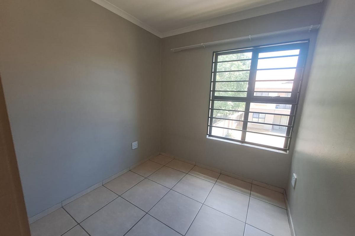 Ground Floor Modern Townhouse - Photo 3