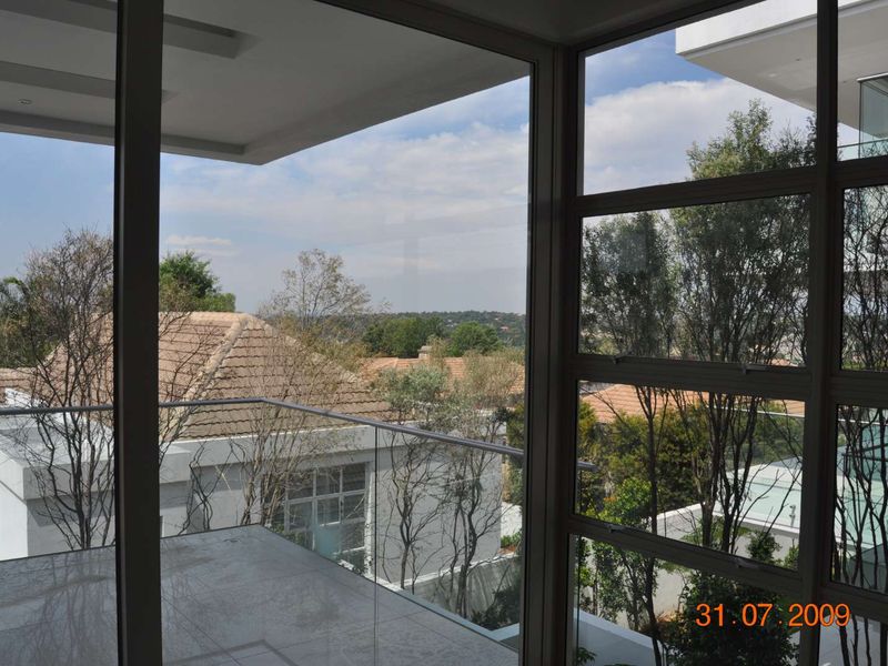 SOPHISTACED 2 BED APARTMENT IN THE ICONNIC 5 ON DESMOND FOR SALE - Photo 4