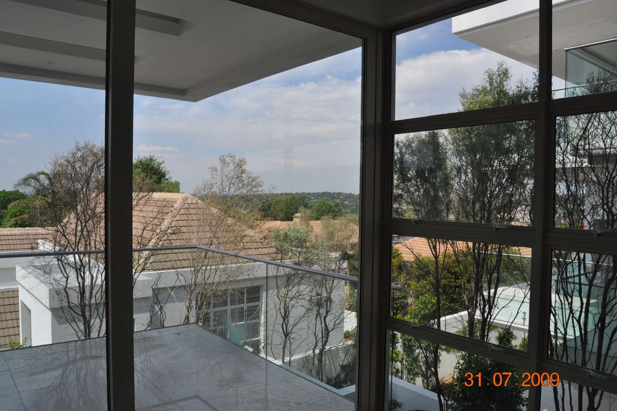 SOPHISTACED 2 BED APARTMENT IN THE ICONNIC 5 ON DESMOND FOR SALE - Photo 4