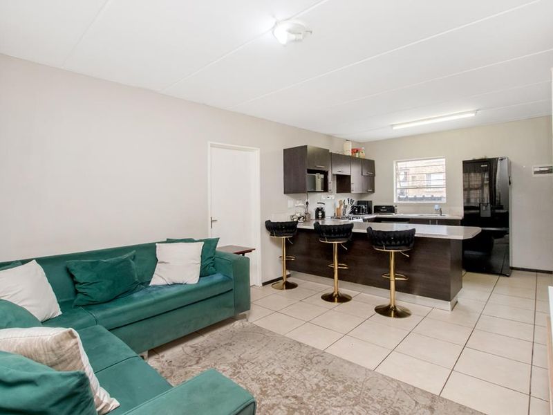 Neat 2 bedroom 2 bathroom unit for sale in Honey Park Roodepoort - Photo 3