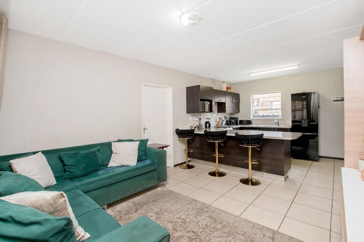 Neat 2 bedroom 2 bathroom unit for sale in Honey Park Roodepoort - Photo 3