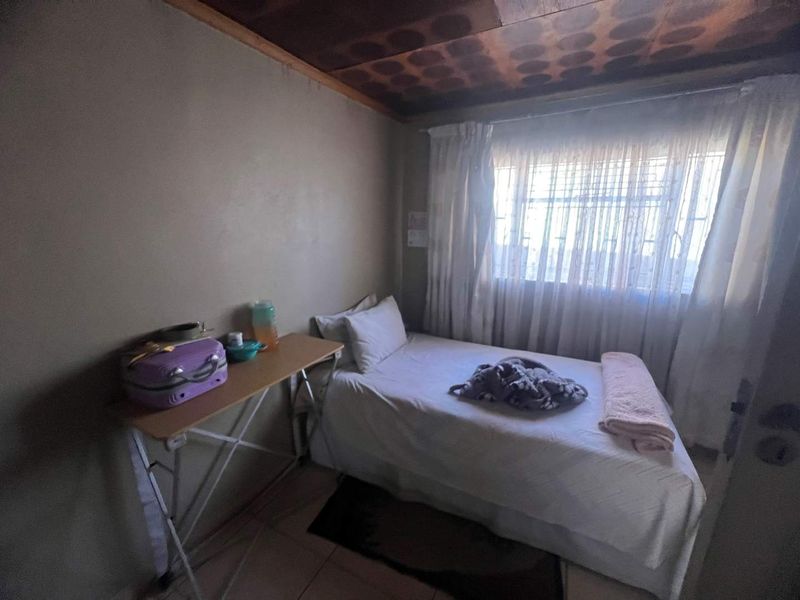 Very neat house in a busy street - Photo 6