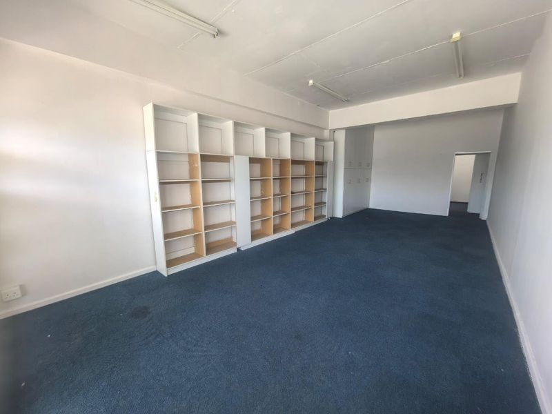 Boost Your Business in this Prime 57m2 Commercial Space! - Photo 5