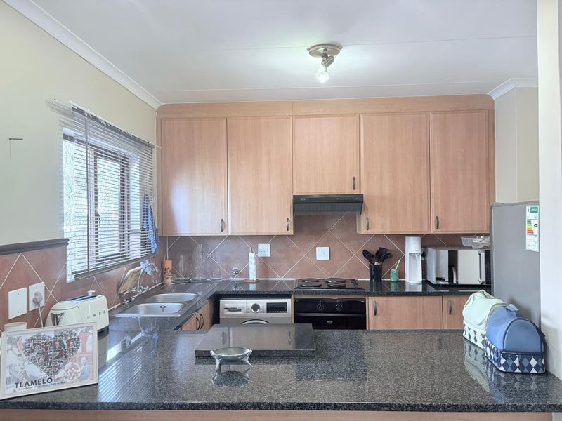 Modern 2-Bedroom, 2-Bathroom Townhouse in Prime Security Estate - Photo 7