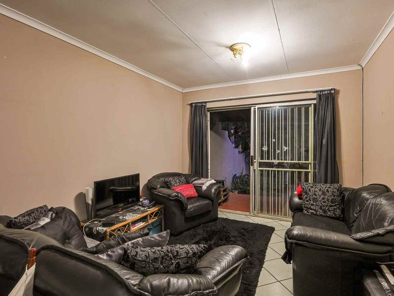 Ground Floor Gem with an Exceptionally Large Private Garden – Pet Friendly Living at Its Best! - Photo 3