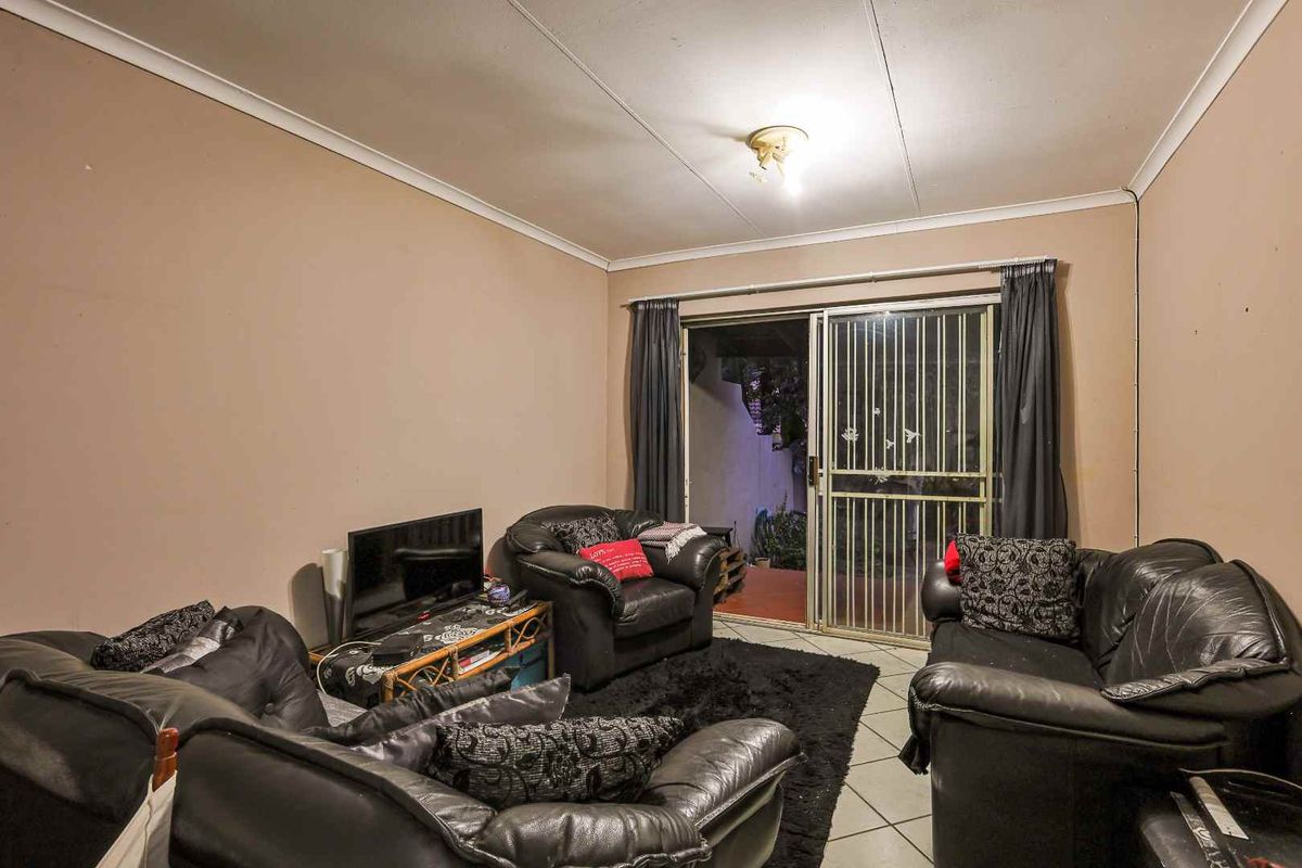 Ground Floor Gem with an Exceptionally Large Private Garden – Pet Friendly Living at Its Best! - Photo 3