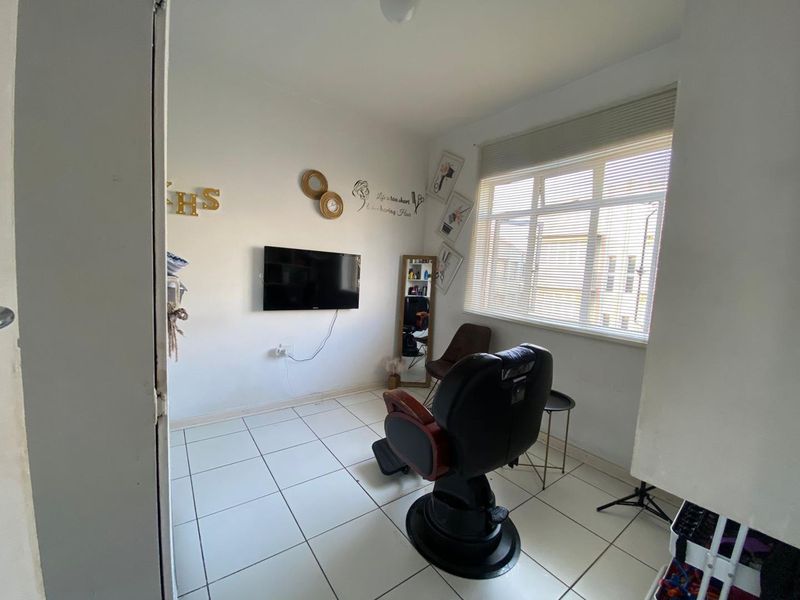 Ready to Move 2 bedroom in a well maintained prime area - Photo 9