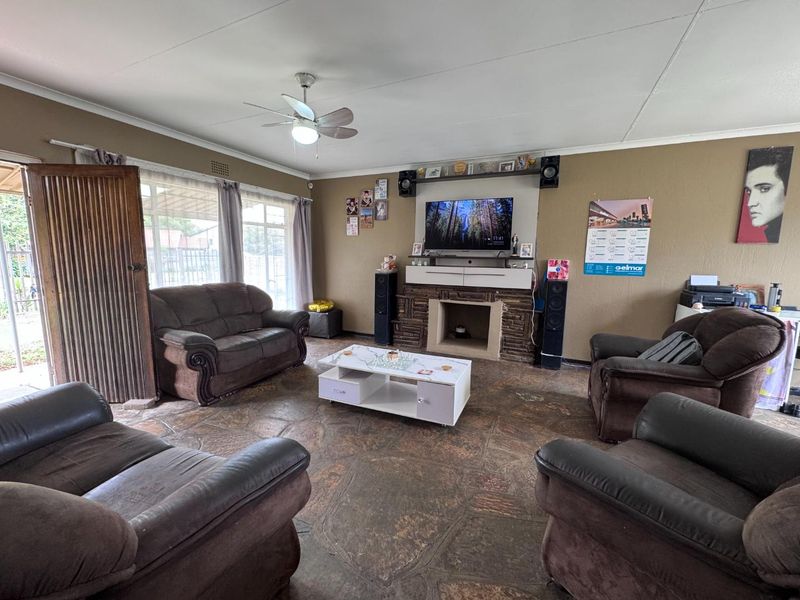 Unlock the Potential of this Spacious Family Home with Pool on a Large Stand - Photo 5