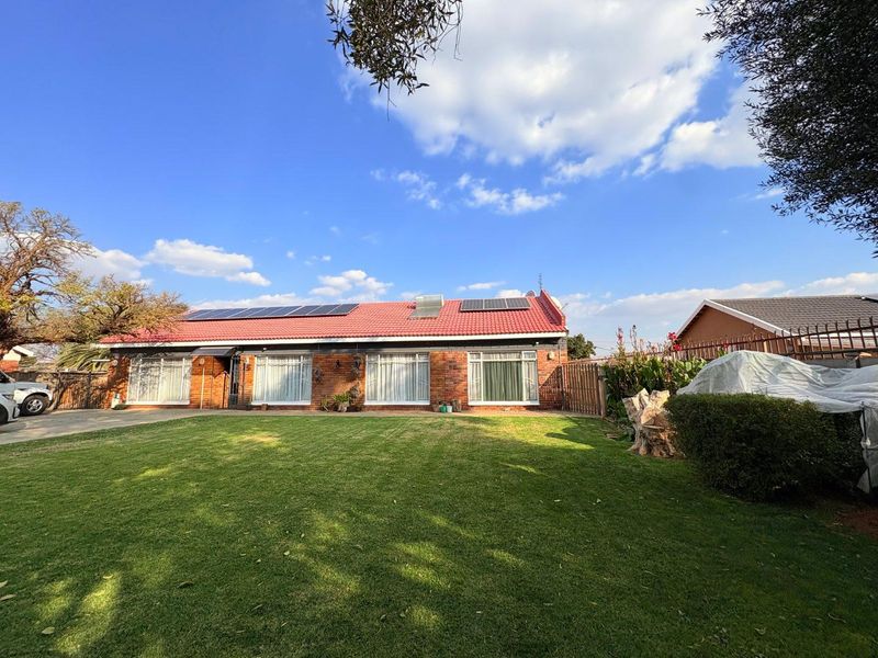 Spacious Family Home with Solar Power and Borehole  in Langenhovenpark - Photo 2