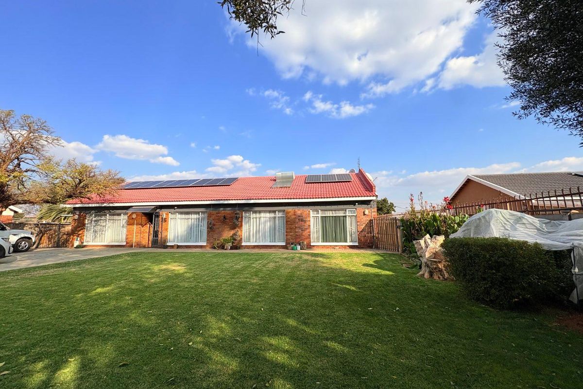 Spacious Family Home with Solar Power and Borehole  in Langenhovenpark - Photo 2