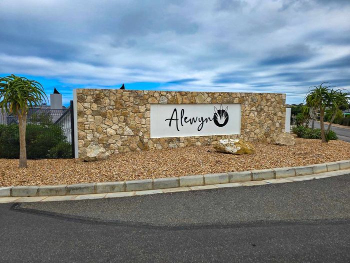 Property #2368514, Townhouse For Sale in Still Bay West