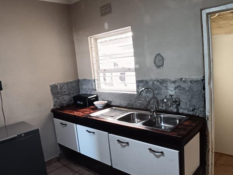 Prime location in Silvertown. - Photo 8
