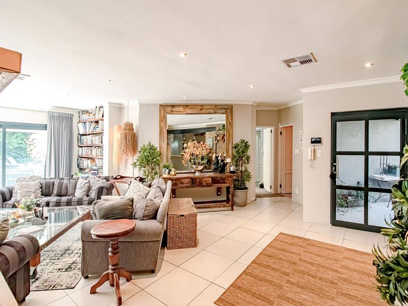 Refined Luxury & Entertainer’s Dream in Prestigious Bryanston East - Photo 7