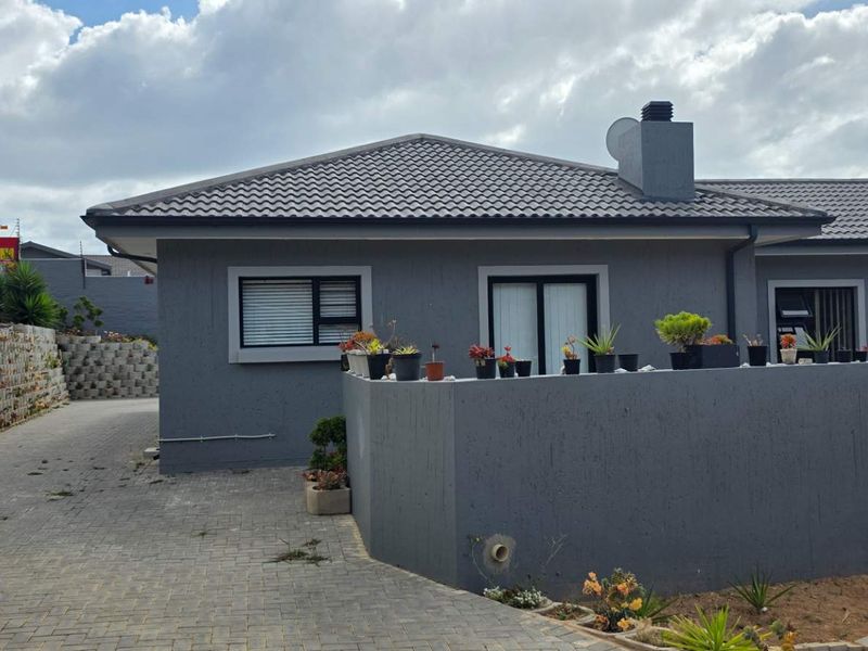Charming 4-Bedroom Duet in Island View, Mossel Bay - Photo 3