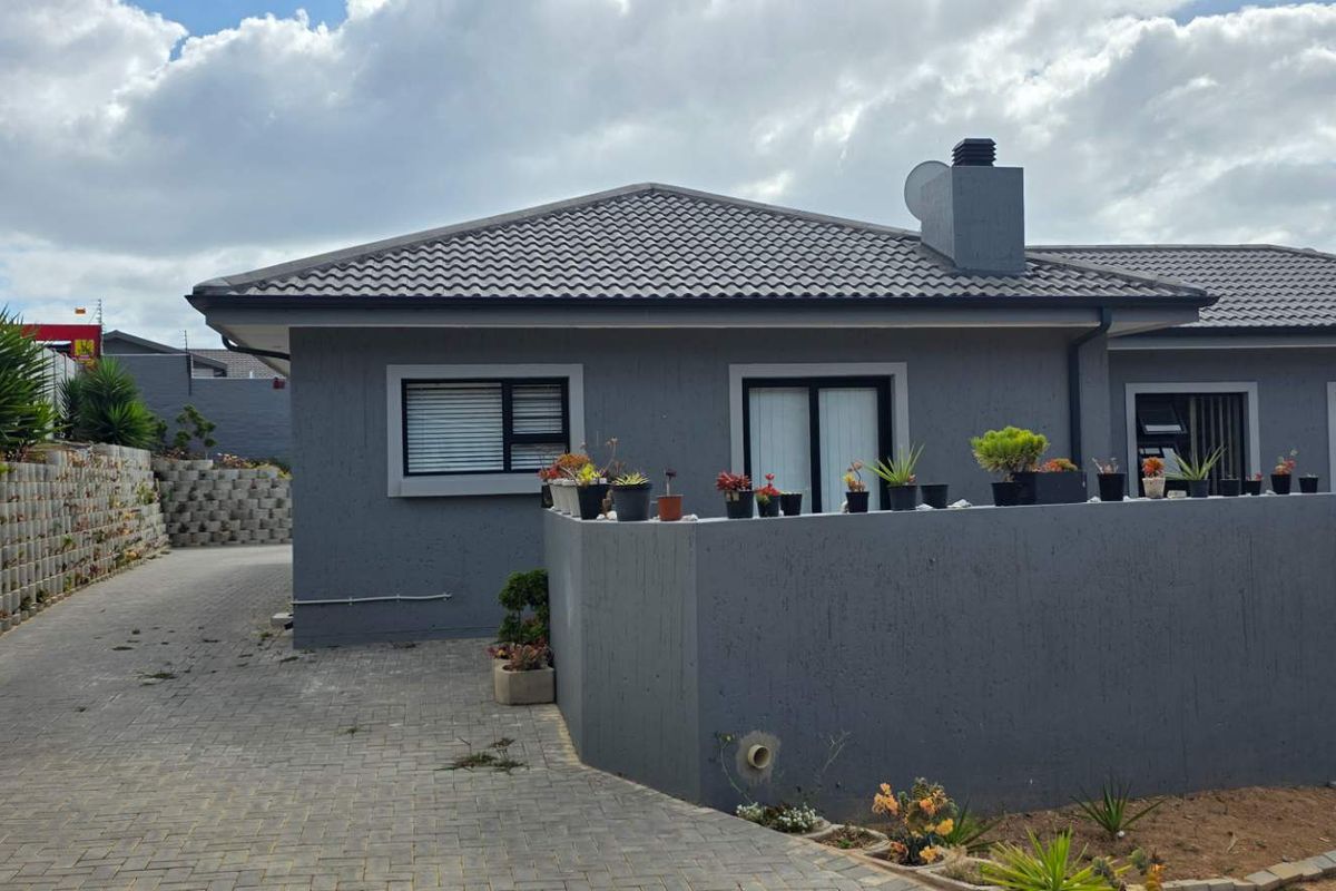 Charming 4-Bedroom Duet in Island View, Mossel Bay - Photo 3