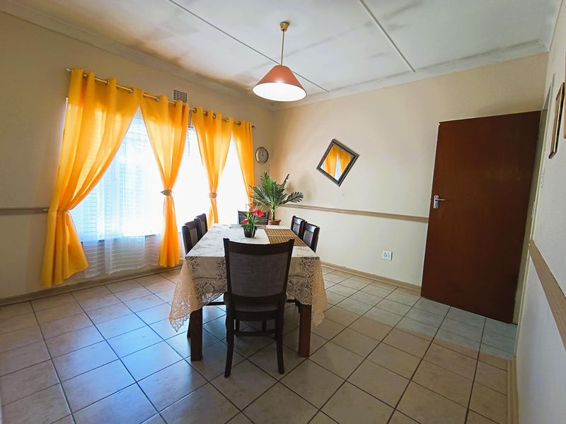 Immaculate Family Home with Spacious Living & Entertainer’s Delight - Photo 9