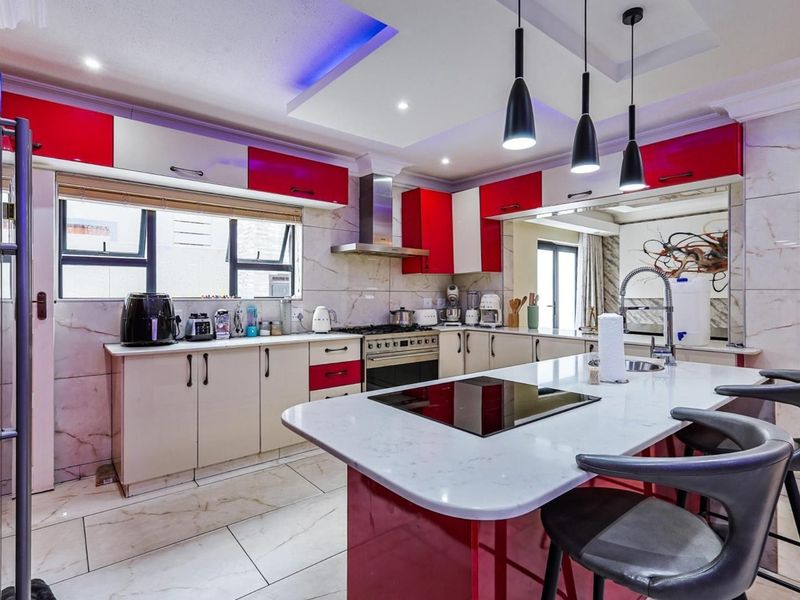 Luxury 5-Bedroom Fully Furnished Home for Rent in Exclusive Gated Estate – East of Pretoria - Photo 10