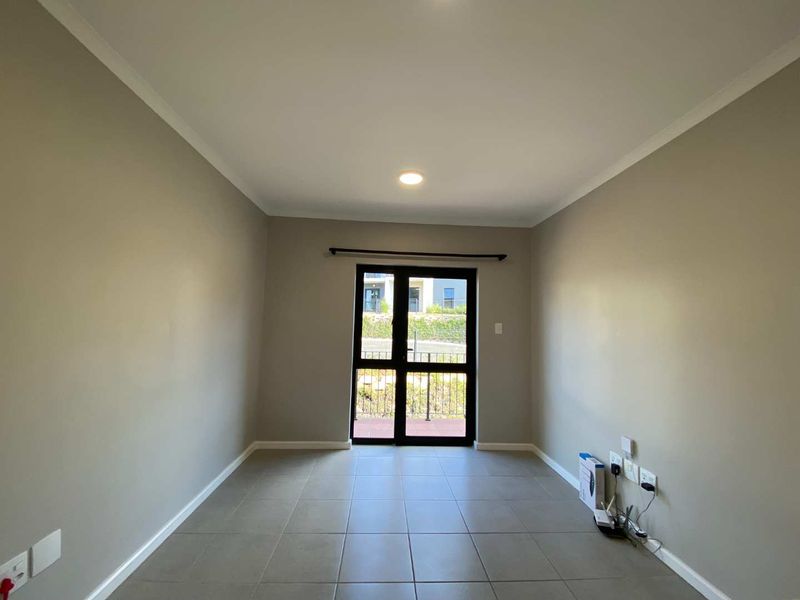 Stylish First-Floor Apartment - Photo 8