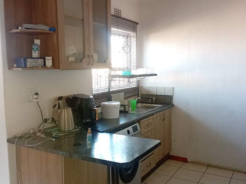 Spacious 3-Bedroom House to Rent in Litha Park - Photo 8