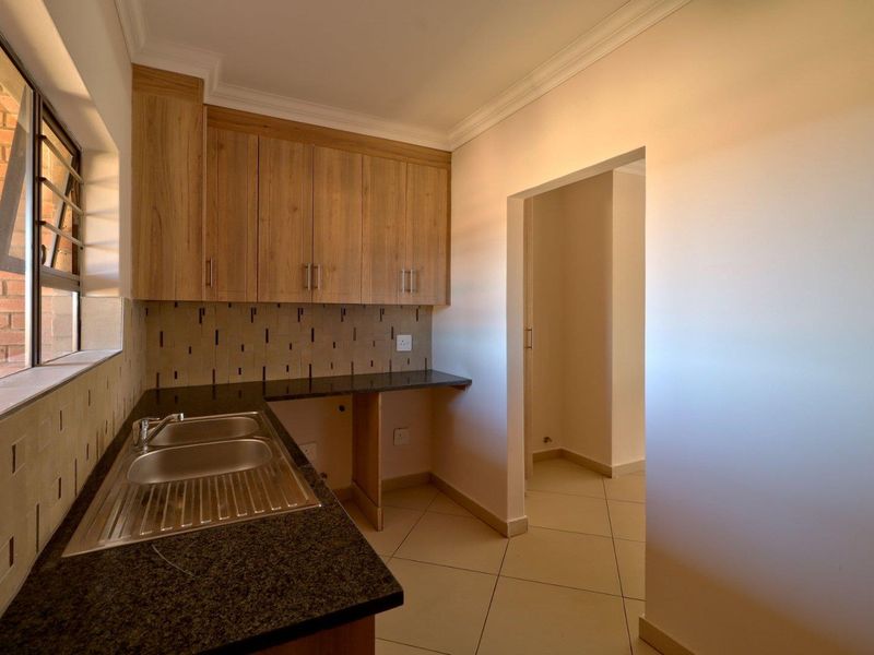 Spacious, ultra-modern 3 bedroom 1st Floor Apartment - Photo 4