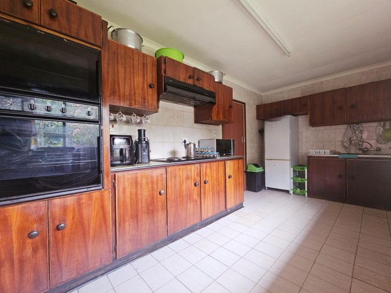 **Charming Facebrick Home with Income-Generating Flatlet** - Photo 5