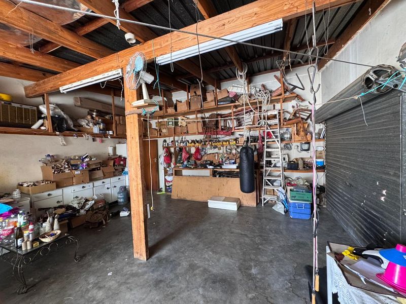 Family Home with Big Yard – Medium Renovation Opportunity in Hochland Park - Photo 5