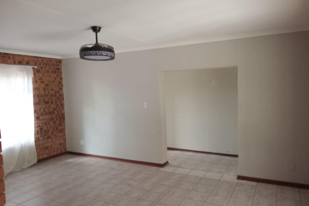 Spacious 4-Bedroom Family Home with Pool, Study & Entertainment Area - Photo 3