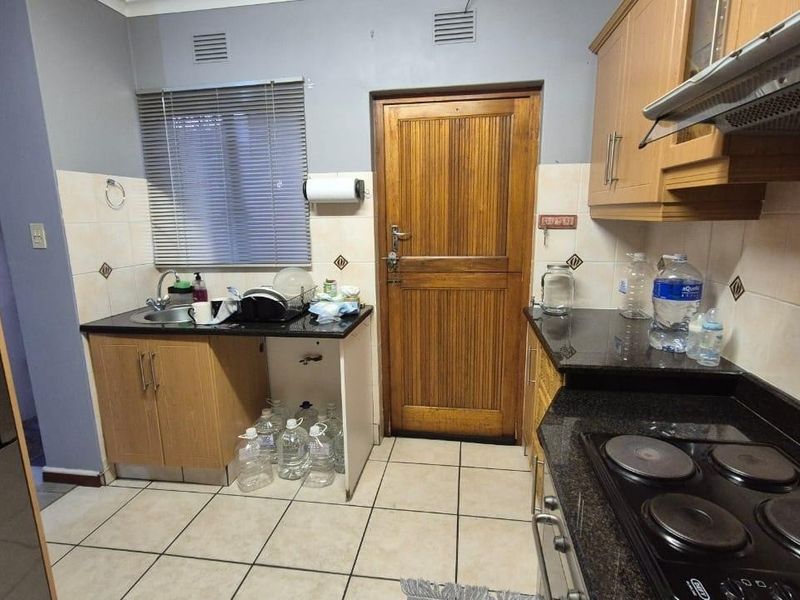 MOVE IN READY APARTMENT IN ESCOMBE - Photo 9